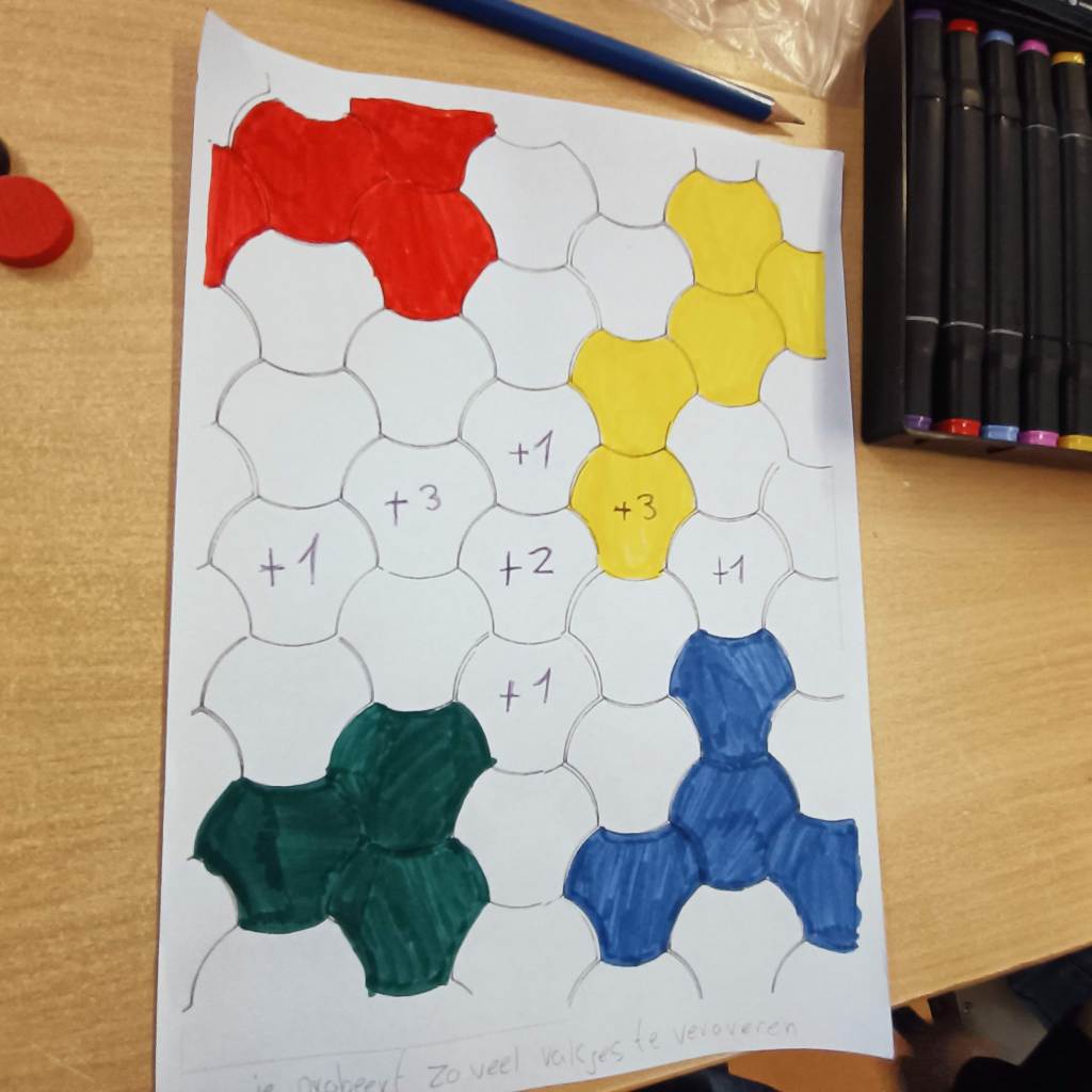 tekening/ontwerp Triac tegel vorm in 4 kleuren.