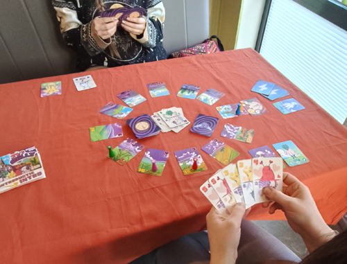 twee spelers in een kaartspel duel van 24/7 Rally.